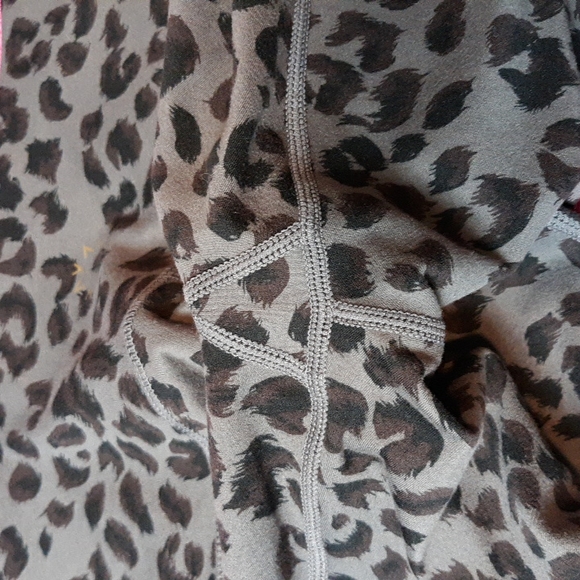 Varley Small Animal Leopard Cheetah Print Leggings - Picture 15 of 15